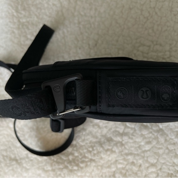 Lululemon Future Legacy Crossbody Bag - Picture 4 of 4